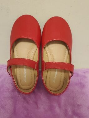 Red Girls' Mary Jane Flats - Classic Strap, Size 9 for Kids.